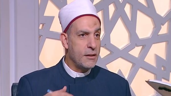 أمين الفتوى يوضح حكم كشف المرأة المسنة شعرها أمام أقاربها (فيديو)