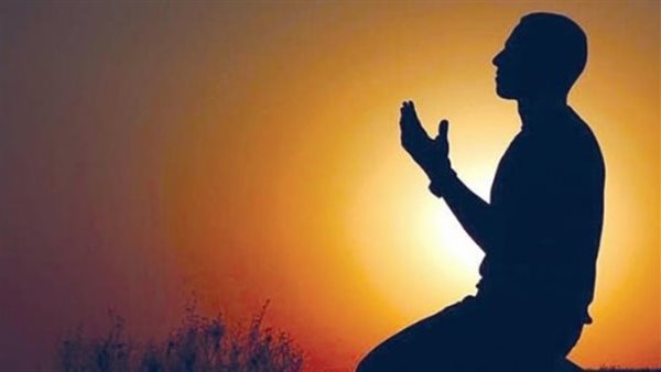 ما حكم الدعاء على من ظلمني في الصلاة؟ أمين الفتوى يجيب (فيديو)