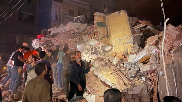 سيدة ورجلين، انتشال الجثة الثالثة من تحت انقاض عقار زفتى المنهار بالغربية (فيديو)
