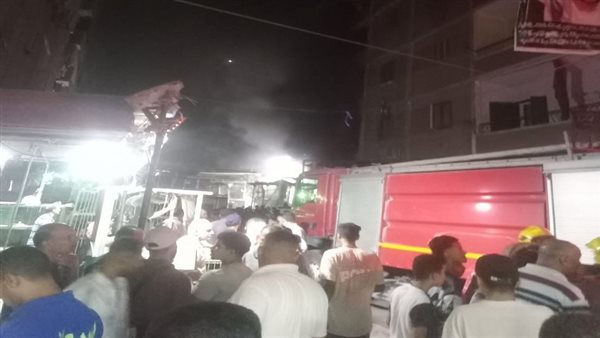 حريق هائل داخل محلات أحذية بعزبة النخل واستغاثات بمكبرات الصوت بالمساجد (فيديو)