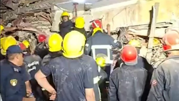 انتشال جثماني رجل وامرأة من تحت انقاض عقار زفتى المنهار بالغربية