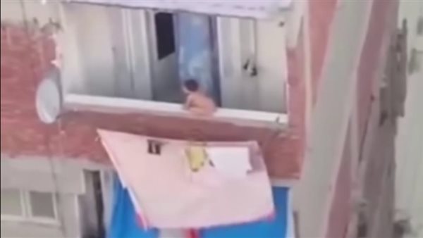 في اللحظة الأخيرة.. إنقاذ طفل من الموت بعد جلوسه على سور بلكونة بالطابق الثامن