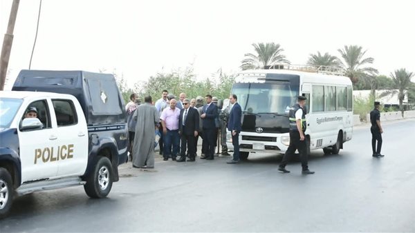 حرصا على حياتهم، محافظ الدقهلية يوقف ربع نقل محملة بالعمال ويأمر بتوفير ميني باص بديل