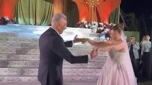 محمود حميدة يرقص مع ابنته في حفل زفافها على أغنية “ولا يا ولا” (فيديو)