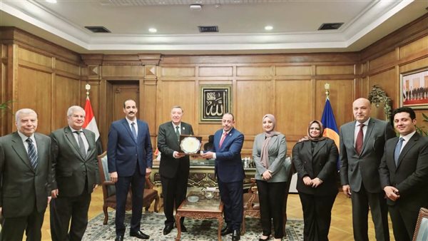 رئيس المحكمة الدستورية العليا يستقبل وفد كلية الحقوق بجامعة قنا لتعزيز التدريب العملي للطلاب