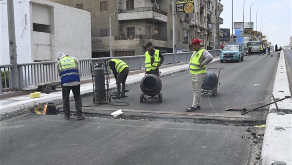 استكمال تنفيذ الأعمال النهائية للفواصل المعدنية بكوبري دمنهور العلوي لإعادة فتحه مساء اليوم