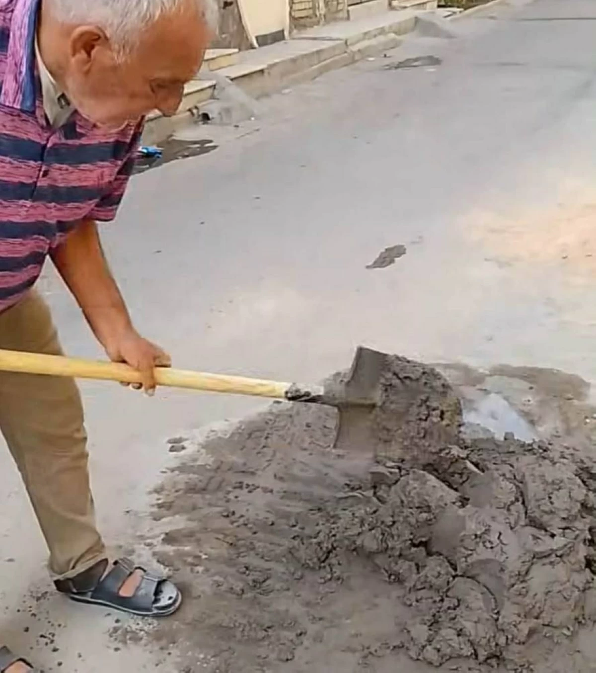مدرب عراقي ومكتشف مواهب يتحول لعامل بناء