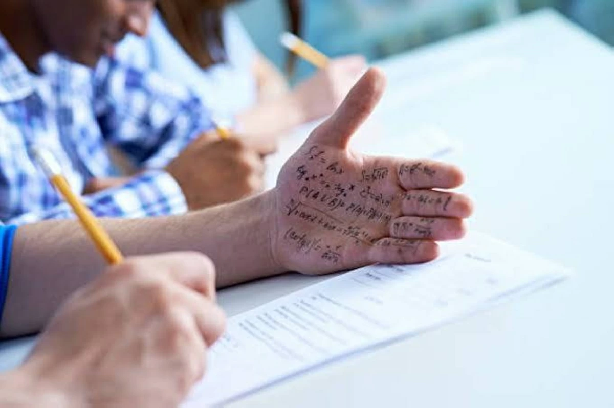 يصبح مديراً لجامعة دانته بجريمة غش
