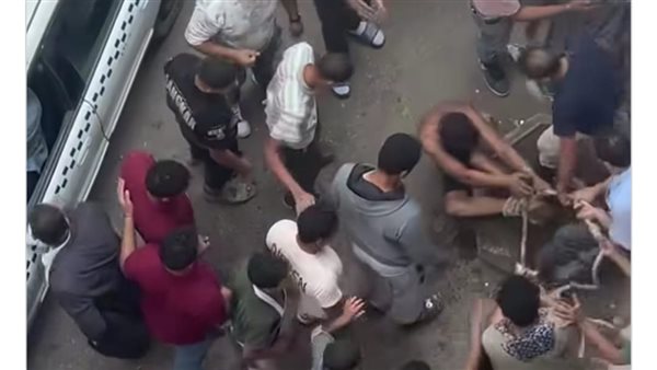مسكوا الحرامي قيدوه وضربوه، وقانوني يحذر الأهالي: امسكه آه.. اضربه واسحله لا (صور)