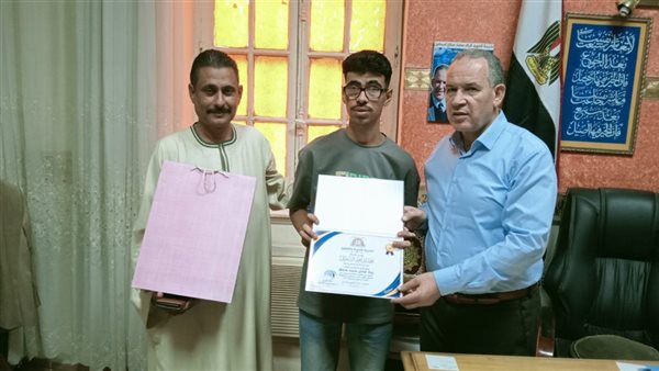 تعليم أسيوط يكرم “زياد” الأول على المحافظة في الثانوية العامة لطلاب الدمج 