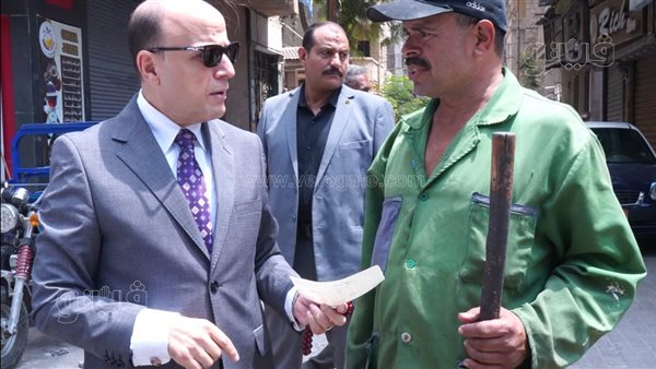 محافظ الغربية يكرم عمال النظافة خلال جولة مفاجئة بشوارع طنطا