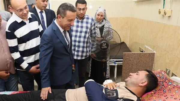 بعد التعدي عليه أثناء عمله، محافظ المنوفية يزور نائب رئيس حي شرق بالمستشفى