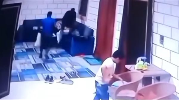 منزل تحول إلى مسرح للرعب، اختطاف شخص والاعتداء عليه أمام ابنه (فيديو)