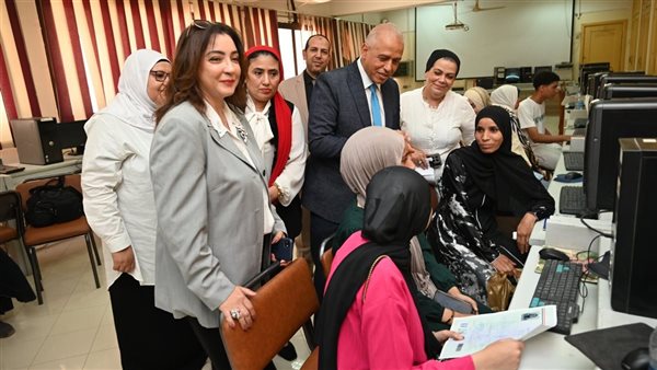 إقبال كثيف من طلاب المرحلة الأولى على معامل التنسيق بجامعة الفيوم