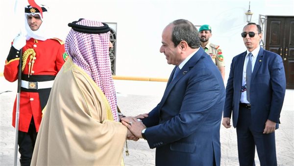 السيسي يستقبل ملك البحرين بمطار العلمين الدولي
