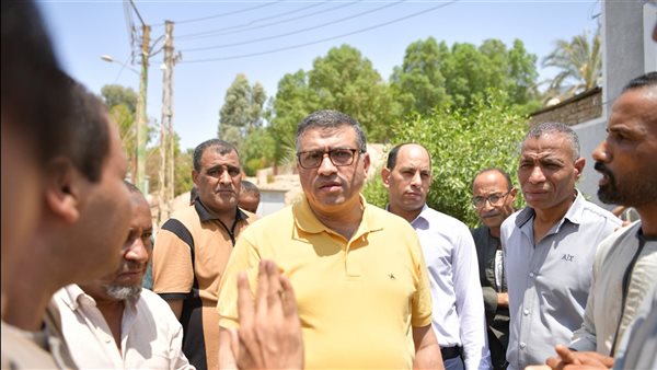 محافظ قنا يستمع لمطالب أهالي قرية “الجزيرية” ويوجه بحل مشكلات المياه والصرف والانتهاء من صيانة المدرسة الابتدائية (صور)