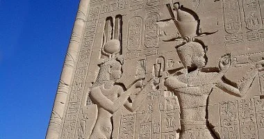 كليوباترا السابعة تنصب ابنها شريكا لها.. الحكاية من واقع التاريخ