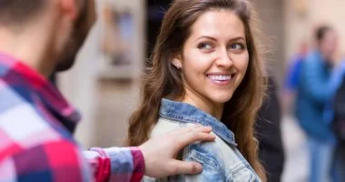 إزاى تخليه يشتاق لك من غير ما تجرى وراه؟.. 5 نصائح بسيطة لتملكى قلب الرجل