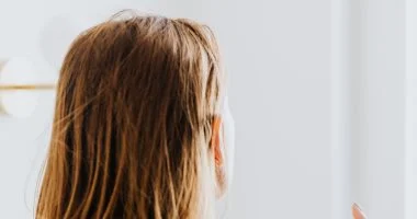 عايزة شعرك ريحته حلوة طول اليوم؟ 5 مكونات طبيعية تحافظ على انتعاشه