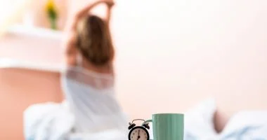 اصحى بدرى وسيبى الموبايل.. عادات صباحية تقلل إحساس المرأة العاملة بالضغط