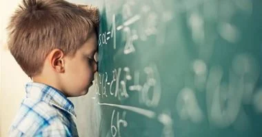 ليس معيارا للذكاء.. إزاى تكتشف معاناة طفلك من اضطراب تعلم الرياضيات؟