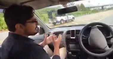 أول سيارة ذاتية القيادة تقود السائق إلى الشرطة فى باكستان.. فيديو