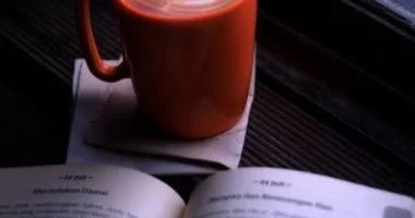 %55 يقرأون أقل مما يريدون.. هل تنقذ الكتب الأصغر عادة القراءة؟