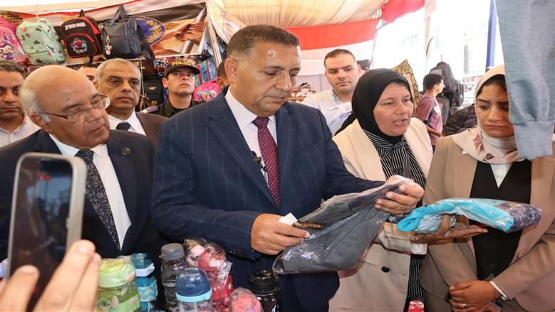 محافظ القليوبية يفتتح أول معارض «أهلًا مدارس» في شبرا الخيمة (صور)