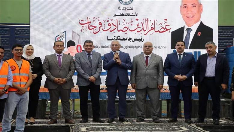 رئيس جامعة المنيا يتفقد انطلاق الكشف الطبي للطلاب الجدد بكليتي الطب والصيدلة