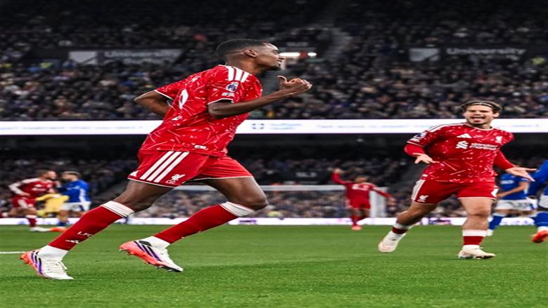 ليفربول يهزم إيبسويتش تاون ويحقق فوزه الأول في الدوري الإنجليزي