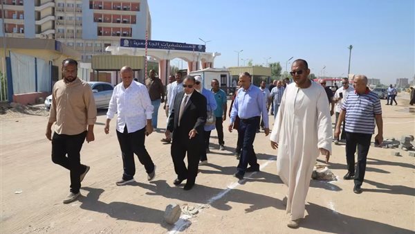 رئيس جامعة قنا يتفقد الموقع العام بحرم المستشفيات الجامعية ويوجه بسرعة إنشاء وحدات خدمية لخدمة المرضى والزوار (صور)