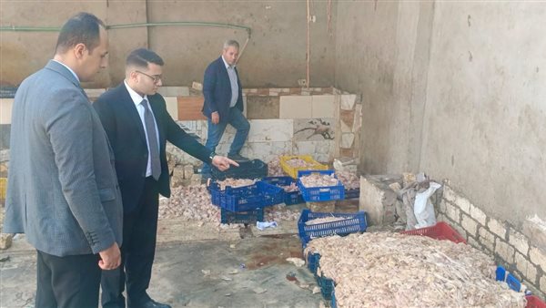 “حماية المستهلك” يضبط مصنعا غير مرخص بأبو النمرس بداخله طنَّا أجزاء دواجن فاسدة