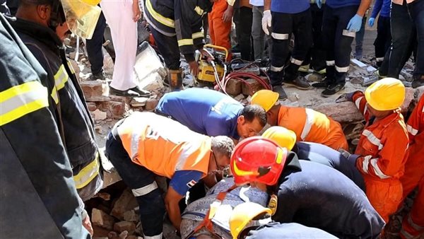 لحظة انتشال جثة طبيبة سبعينية من أسفل عقار المنيا المنهار (صور)