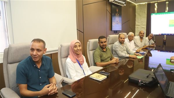 رئيس جامعة قنا يناقش خطط التطوير الرقمية لتطبيق “موارد” ويشيد بنتائجه (صور)