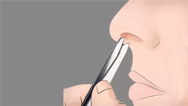 مخاطر إزالة شعر الأنف عن طريق الشد