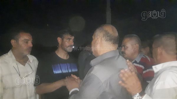 وداع مؤثر، انهيار كابتن محمد صبحي في جنازة والدته في التل الكبير (صور)