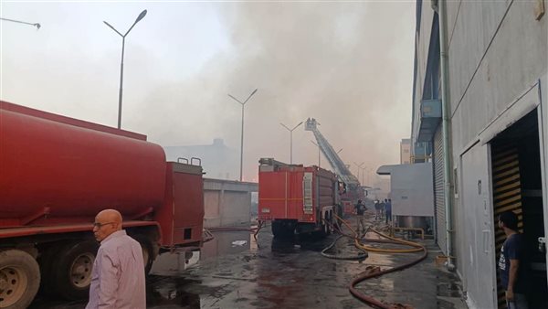 بعد 5 ساعات من الاشتعال، خسائر بالملايين في حريق مصنع الكرتون بالعبور
