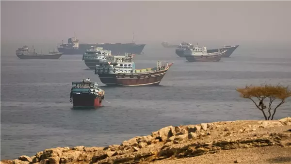 بيانات: 4 ناقلات عبرت مضيق هرمز أمس بانخفاض 10 عن اليوم السابق و18 سفينة بباب المندب