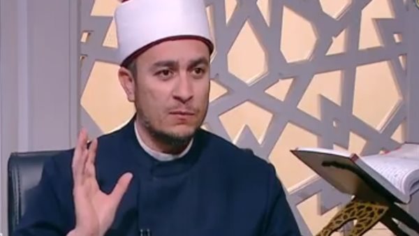 أمين الفتوى يوضح حكم ارتداء الكعب العالي للنساء (فيديو)